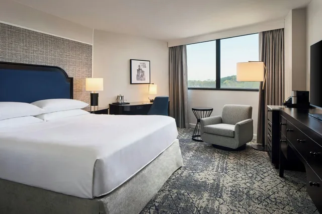 غرفة بسرير كينج لذوي الإعاقة، Sheraton Baltimore North Hotel 1/2