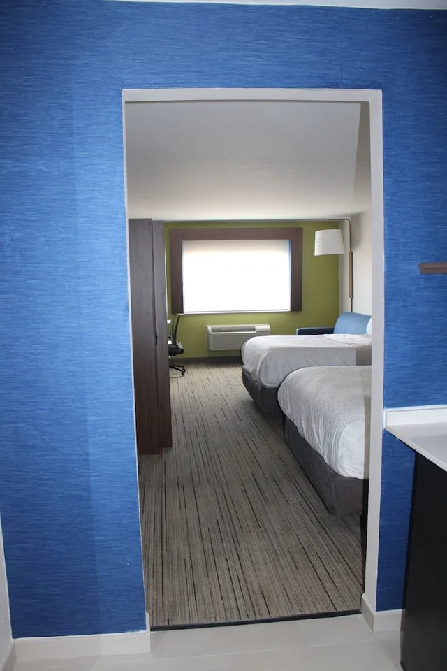 غرفة قياسية بسريرين كوين مع أريكة، Holiday Inn Express Hotel Suites Raton 7/10