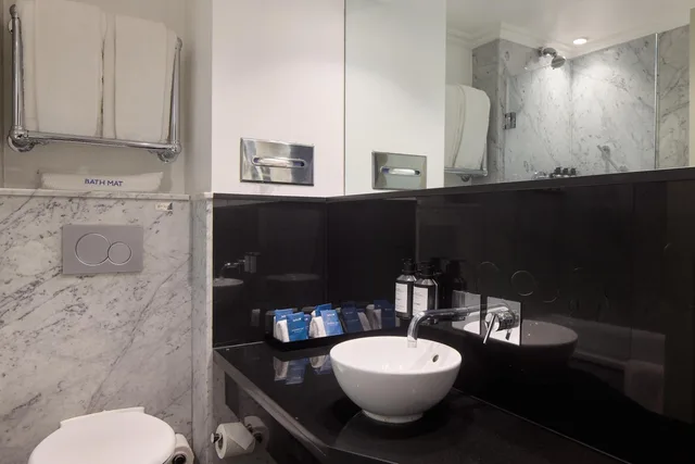 جناح بشرفة بغرفة نوم واحدة، Radisson Blu Hotel London Bond Street 5/6