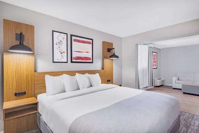 جناح عائلي بسرير كينج وسريرين كوين، Hawthorn Suites by Wyndham Wichita Airport 1/5