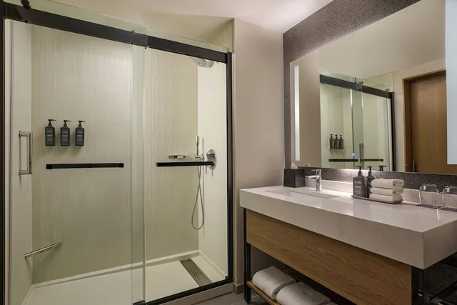 Room, King Bed, Sheraton Grand Sacramento 8/10