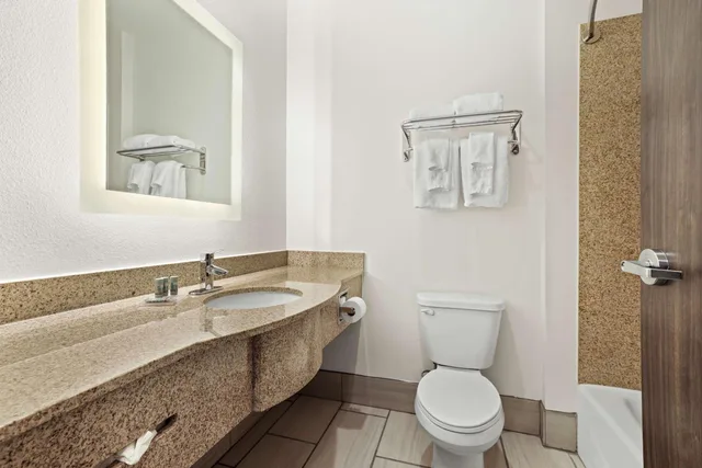 غرفة بسرير كوين، Best Western Iowa/Lake Charles East 2/4