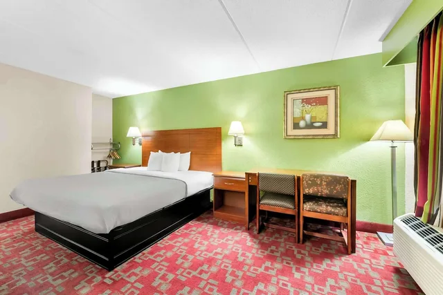 غرفة بسرير كينج لذوي الإعاقة، Quality Inn Selma NC 1/6