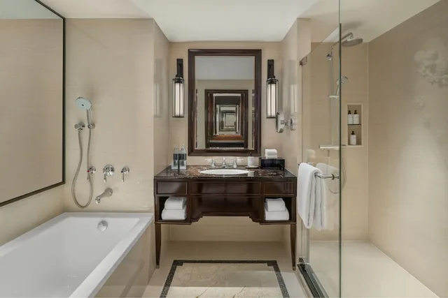 غرفة بسرير كينج بحوض استحمام، THE ATHENEE HOTEL, A LUXURY COLLECTION HOTEL BANGKOK 5/5
