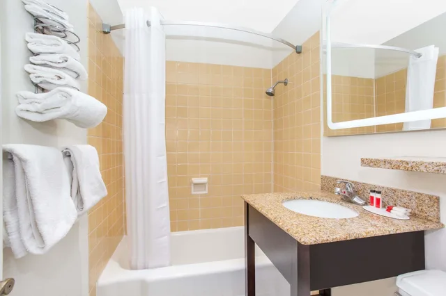 غرفة بسرير كينج للمدخنين، Howard Johnson By Wyndham Colorado Springs 3/3