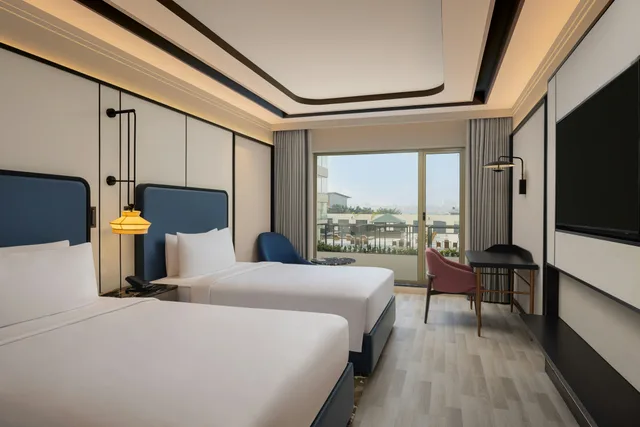 غرفة ديلوكس بسريرين منفصلين في طابق مرتفع، Doubletree by Hilton Bengaluru Airport 2/3