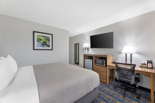 غرفة قياسية بسرير كينج، Quality Inn Meadville, PA 3/5