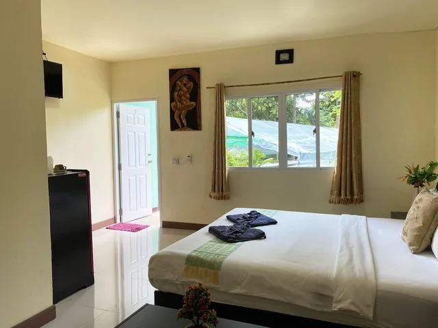 غرفة سوبيريور بسرير كينج بإطلالة على الحديقة مع أريكة، Everest Resort 2/4