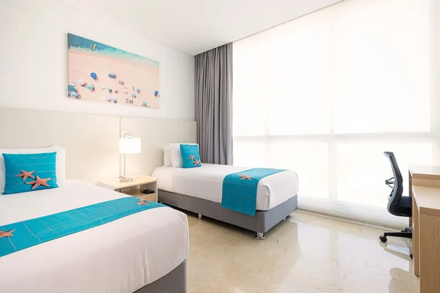شقة ديلوكس بسريرين منفصلين وسرير كينج بإطلالة على البحر بغرفتي نوم مع أريكة، Grand Marina 3/10