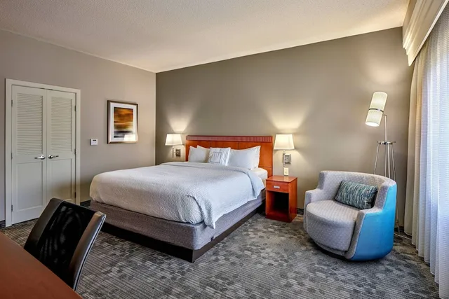 Room, King Bed, Sofa, Courtyard by Marriott Philadelphia Langhorne 2/5