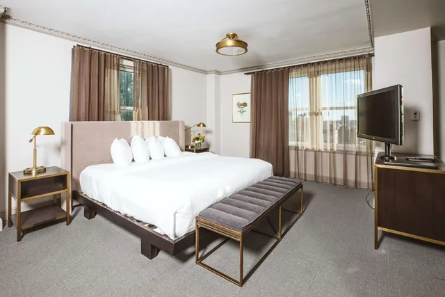 جناح جونيور مع أريكة، Hotel Phillips Kansas City Curio Collection by Hilton 2/6