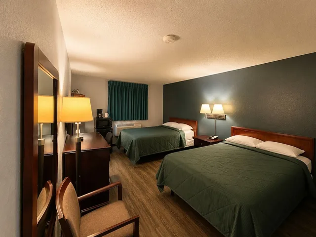 غرفة قياسية بسريرين مزدوجين، Corning Inn 1/7