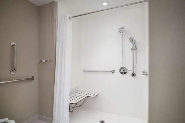 غرفة بسرير مزدوج لذوي الإعاقة، Tempo by Hilton Raleigh Downtown 3/4