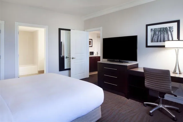 1 Bedroom, Suite, King Bed, Balcony or Patio, Hilton Santa Cruz/Scotts Valley 5/9