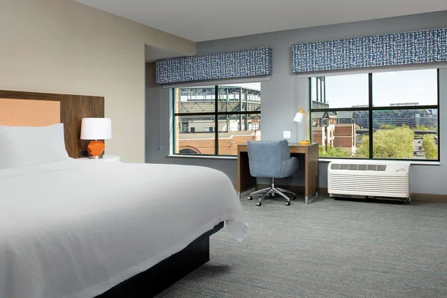 جناح ركني بسرير كينج مع أريكة، Hampton Inn Baltimore Downtown Convention Ctr Ex Hampton Inn Baltimore Camden Yards Md 1/2