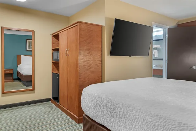 غرفة قياسية بسرير كوين، Best Western Plus Traverse City 6/10