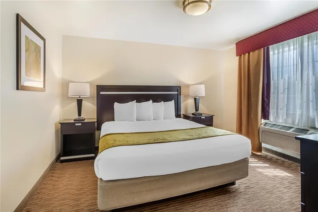 جناح بسرير كينج بشرفة بغرفتين مع أريكة، Best Western Luxury Inn 1/2