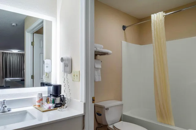 جناح بسرير كينج، Econo Lodge Inn & Suites Cayce I-26 Airport 6/6