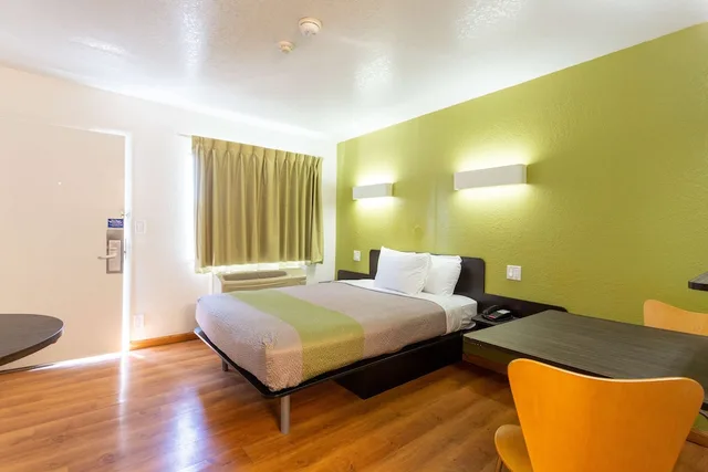 غرفة قياسية بسرير كوين، Motel6 Camp Springs, DC - South Camp Springs 3/5