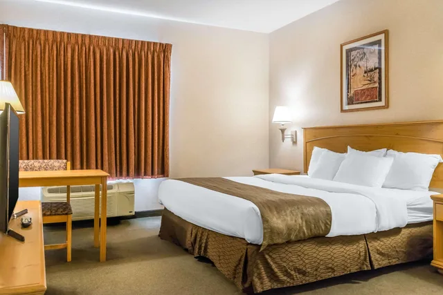 غرفة بسرير كينج لذوي الإعاقة، Rodeway Inn & Suites Tomahawk 1/5