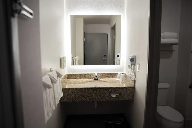 جناح عائلي بسرير كينج وسريرين كوين لذوي الإعاقة، Comfort Suites Airport Tukwila Seattle 4/6