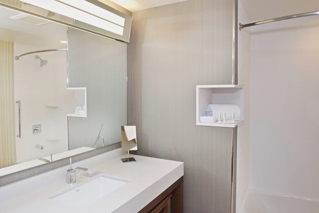 Room, 2 Queen Beds, Water View، Courtyard by Marriott Seattle Everett Downtown 2/2