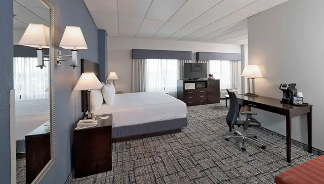 جناح بسرير كينج مع أريكة، Best Western Plus Hotel & Conference Center 2/2