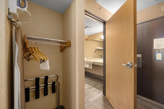 1 Bedroom, Suite, King Bed, Ramada By Wyndham Portland 7/7