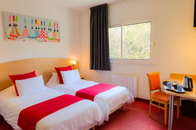 غرفة قياسية بسريرين منفصلين، Hotel Kyriad Quimper Pont L Abbe 1/2