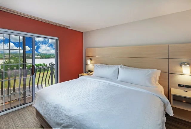 جناح بسرير كينج بإطلالة على النهر، Holiday Inn Express Hotel Suites Jenks 1/1
