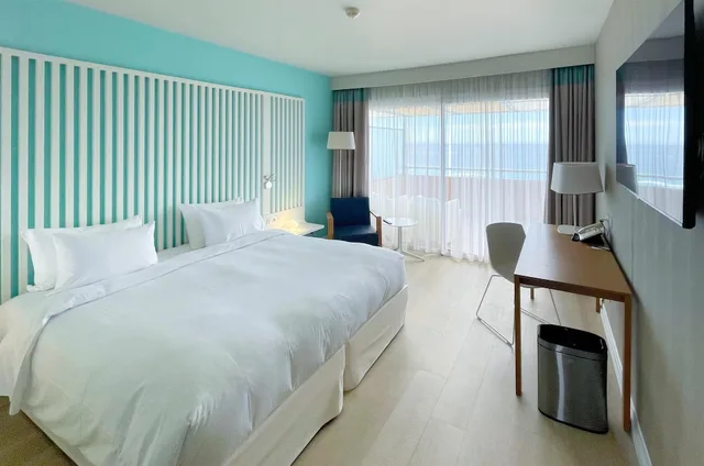 غرفة بريميوم بسرير كينج بإطلالة على البحر بشرفة، Radisson Blu Resort Spa Ajac 9/10