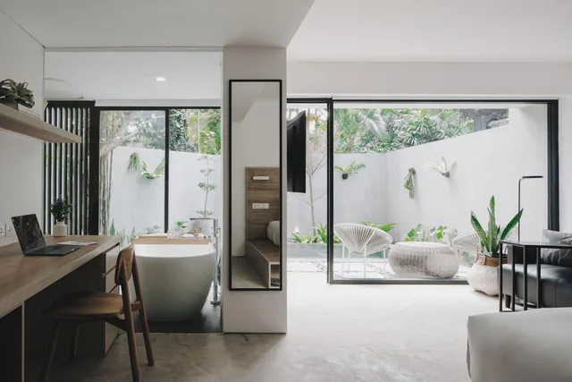 جناح، Lloyd's Inn Bali 2/2