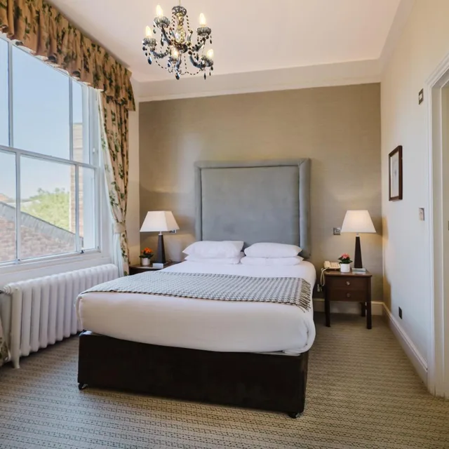 Feature, Double Bed، Winchester Royal 3/10