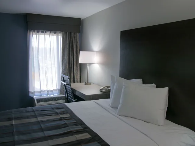غرفة بسرير كوين في طابق مرتفع، Wingate by Wyndham Louisville Fair and Expo 2/4