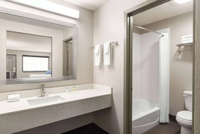 غرفة قياسية بسريرين كوين، Days Inn By Wyndham San Antonio Near Fiesta Park 9/10