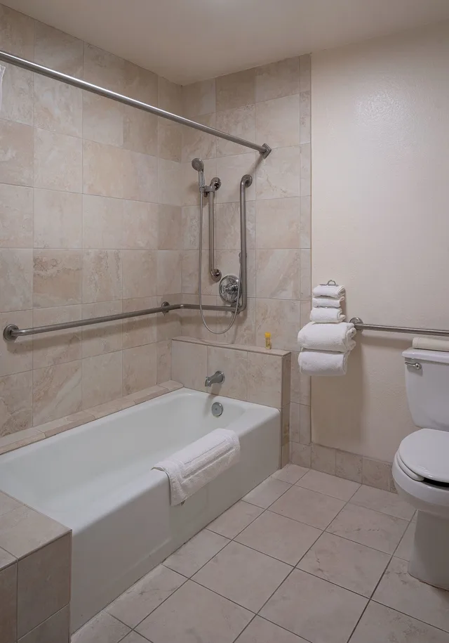 غرفة قياسية بسرير كينج في الطابق الأرضي لذوي الإعاقة، Bay Club Hotel & Marina 2/2