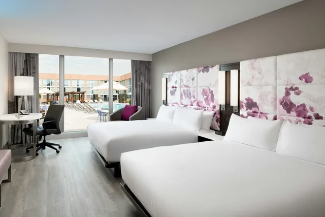 غرفة ديلوكس بسريرين كينج بإطلالة على المسبح، Hilton Washington DC National Mall The Wharf 1/4