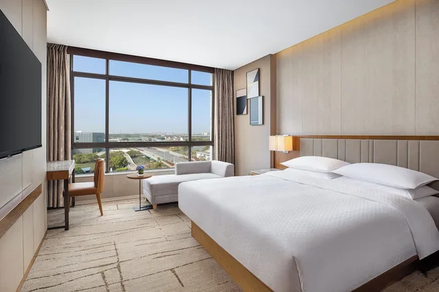 غرفة بريميير بسرير كينج، Four Points by Sheraton Shanghai, Kangqiao 1/2