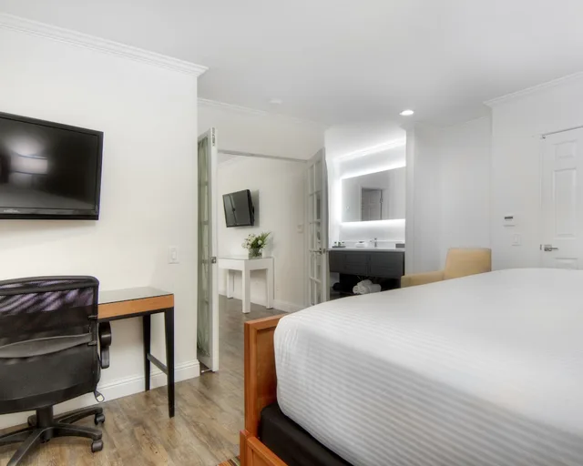 Cottage, Suite, King Bed, Sofa، Aggie Inn, an Ascend Collection Hotel 2/4