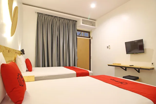 غرفة ديلوكس بسريرين منفصلين، Reddoorz Near Pojok Beteng Yogyakarta 2/4