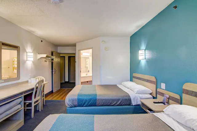 غرفة بسريرين مزدوجين، Econo Lodge Menomonie WI 4/4