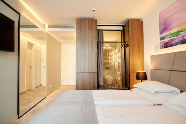 غرفة عائلية ثلاثية بسريرين منفصلين بإطلالة جزئية على البحر مع أريكة، Paris Hotel 1/10