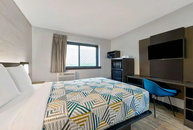 غرفة قياسية بسرير مزدوج، Motel6 Cedar Rapids, IA - Airport 2/4