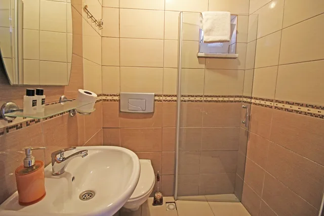 غرفة بسريرين منفصلين بإطلالة على البحر، Hambarli Otel 9/10