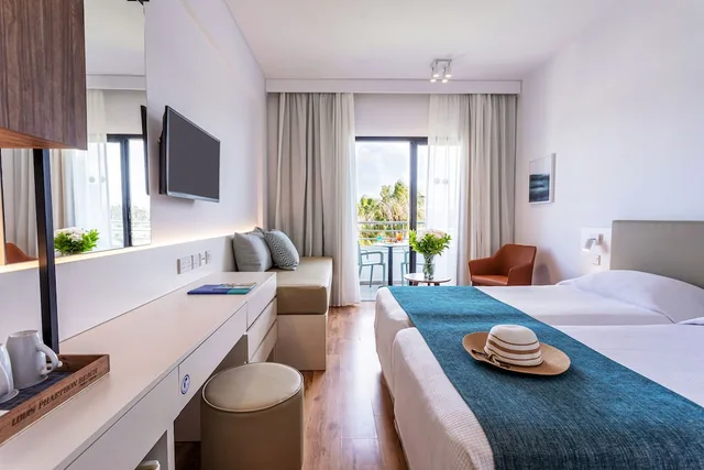 غرفة بسريرين منفصلين مع أريكة، Louis Phaethon Beach 1/10