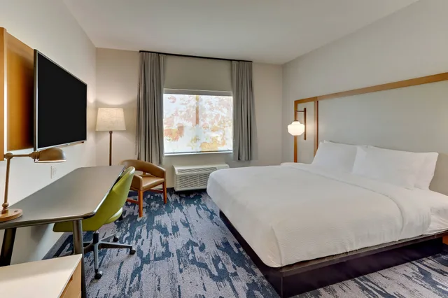 جناح بسرير كينج مع أريكة لذوي الإعاقة، Fairfield Inn & Suites by Marriott Dallas Love Field 1/2