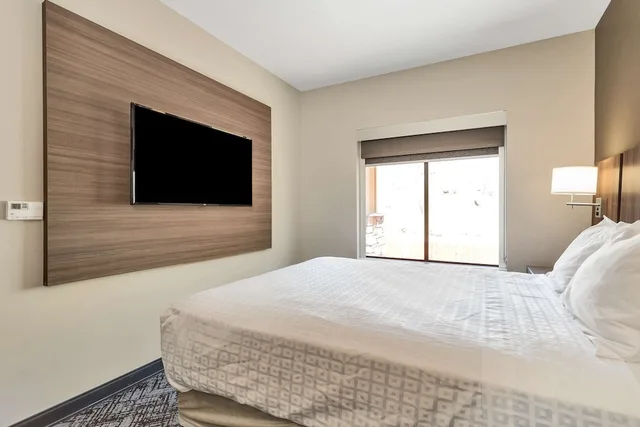 جناح عائلي بسرير كينج وسريرين كوين بشرفة مع أريكة، Best Western Plus Zion Canyon Inn & Suites 9/10