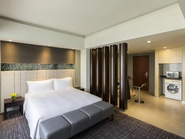 Junior Suite, King Bed, Executive Level، Grand Mercure Shanghai Hongqiao 5/7