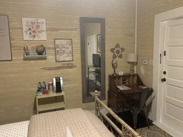 Queen Bed, Sofa, Ye Kendall Inn 4/5