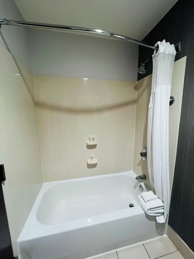 Upgrade, King Bed, Balcony، Country Inn & Suites by Radisson, Columbus-Edinburgh 3/3